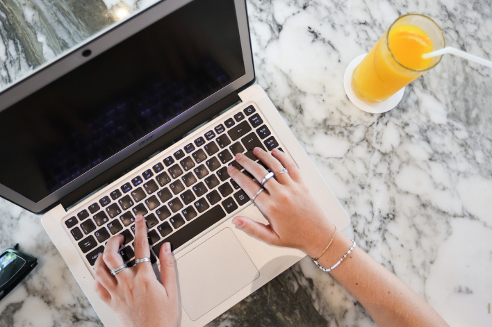 كيفية إضافة وتخصيص صور العنوان في نماذج جوجل