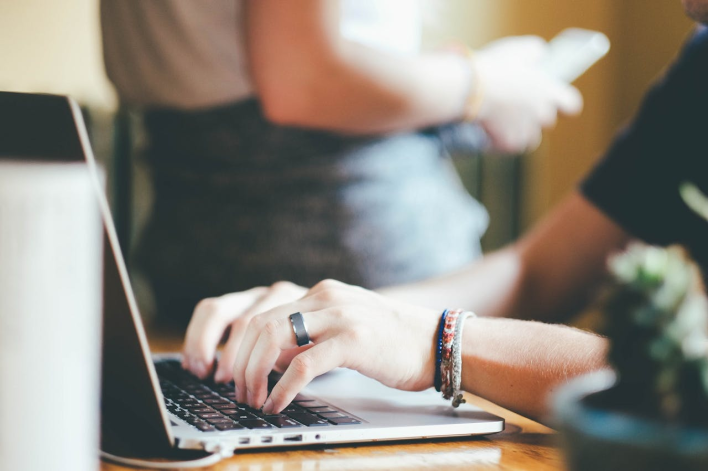 IA générative vs IA prédictive : principales différences et applications